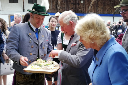 Prinz Charles und Herzogin Camilla besuchen einen Bio-Bauernhof in Glonn