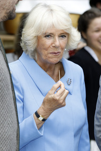 Prinz Charles und Herzogin Camilla besuchen einen Bio-Bauernhof in Glonn