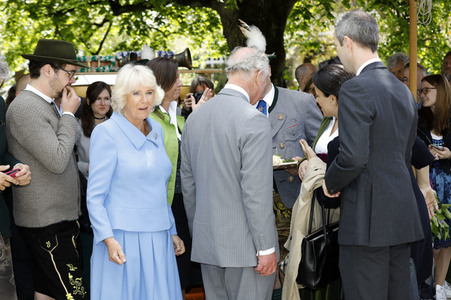 Prinz Charles und Herzogin Camilla besuchen einen Bio-Bauernhof in Glonn