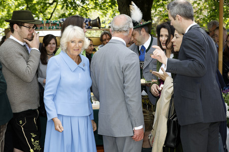 Prinz Charles und Herzogin Camilla besuchen einen Bio-Bauernhof in Glonn