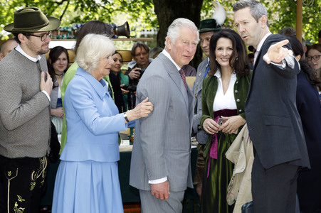 Prinz Charles und Herzogin Camilla besuchen einen Bio-Bauernhof in Glonn