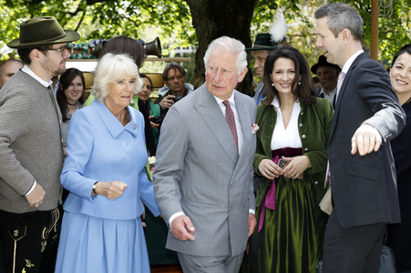 Prinz Charles und Herzogin Camilla besuchen einen Bio-Bauernhof in Glonn