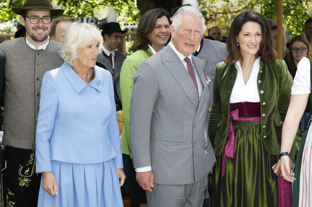 Prinz Charles und Herzogin Camilla besuchen einen Bio-Bauernhof in Glonn