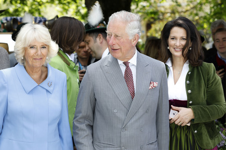 Prinz Charles und Herzogin Camilla besuchen einen Bio-Bauernhof in Glonn