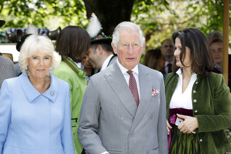 Prinz Charles und Herzogin Camilla besuchen einen Bio-Bauernhof in Glonn