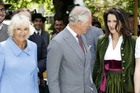 Prinz Charles und Herzogin Camilla besuchen einen Bio-Bauernhof in Glonn