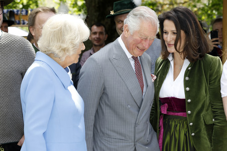 Prinz Charles und Herzogin Camilla besuchen einen Bio-Bauernhof in Glonn