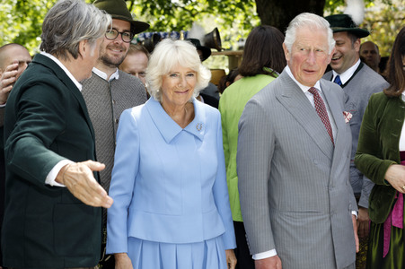 Prinz Charles und Herzogin Camilla besuchen einen Bio-Bauernhof in Glonn