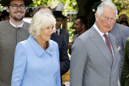 Prinz Charles und Herzogin Camilla besuchen einen Bio-Bauernhof in Glonn
