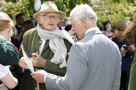 Prinz Charles und Herzogin Camilla besuchen einen Bio-Bauernhof in Glonn