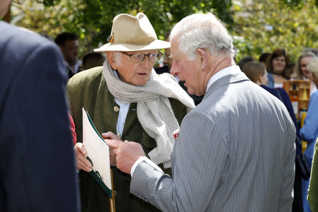 Prinz Charles und Herzogin Camilla besuchen einen Bio-Bauernhof in Glonn