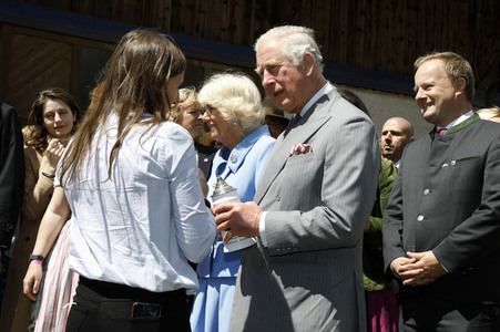 Prinz Charles und Herzogin Camilla besuchen einen Bio-Bauernhof in Glonn