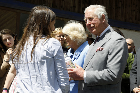 Prinz Charles und Herzogin Camilla besuchen einen Bio-Bauernhof in Glonn