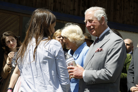 Prinz Charles und Herzogin Camilla besuchen einen Bio-Bauernhof in Glonn