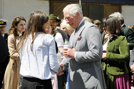 Prinz Charles und Herzogin Camilla besuchen einen Bio-Bauernhof in Glonn