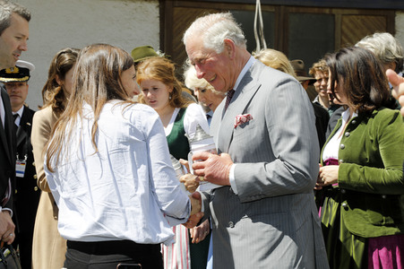Prinz Charles und Herzogin Camilla besuchen einen Bio-Bauernhof in Glonn