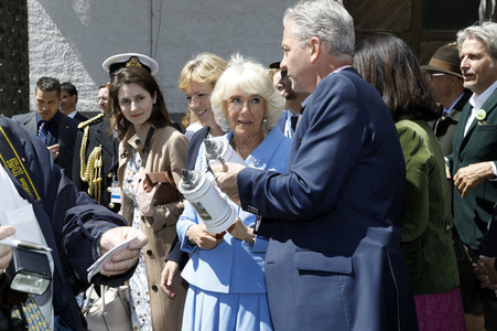 Prinz Charles und Herzogin Camilla besuchen einen Bio-Bauernhof in Glonn