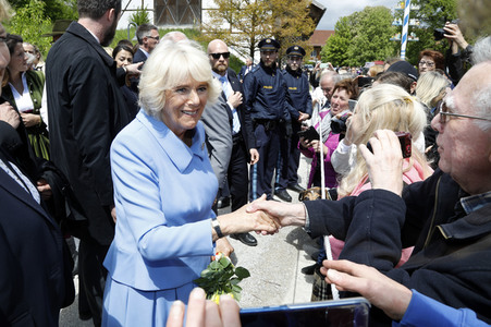 Prinz Charles und Herzogin Camilla besuchen einen Bio-Bauernhof in Glonn