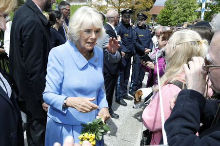 Prinz Charles und Herzogin Camilla besuchen einen Bio-Bauernhof in Glonn
