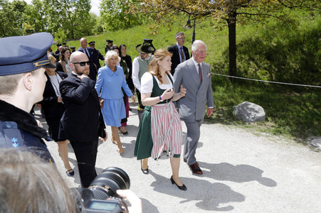 Prinz Charles und Herzogin Camilla besuchen einen Bio-Bauernhof in Glonn