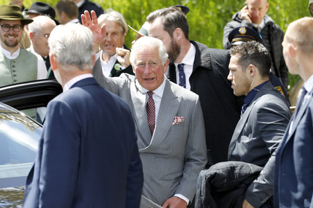 Prinz Charles und Herzogin Camilla besuchen einen Bio-Bauernhof in Glonn