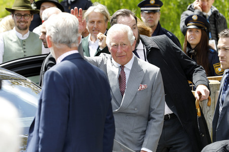Prinz Charles und Herzogin Camilla besuchen einen Bio-Bauernhof in Glonn