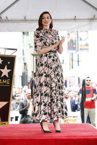 Anne Hathaway erhält einen Stern auf dem Hollywood Walk of Fame in Los Angeles