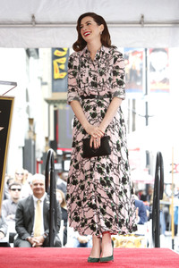Anne Hathaway erhält einen Stern auf dem Hollywood Walk of Fame in Los Angeles