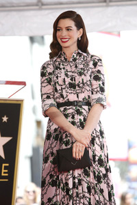 Anne Hathaway erhält einen Stern auf dem Hollywood Walk of Fame in Los Angeles