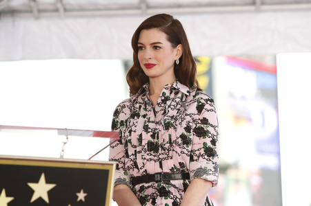 Anne Hathaway erhält einen Stern auf dem Hollywood Walk of Fame in Los Angeles