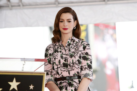 Anne Hathaway erhält einen Stern auf dem Hollywood Walk of Fame in Los Angeles