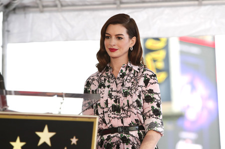 Anne Hathaway erhält einen Stern auf dem Hollywood Walk of Fame in Los Angeles