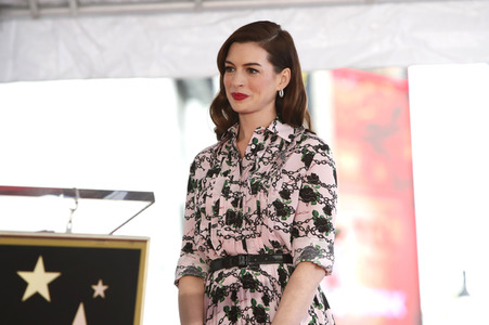 Anne Hathaway erhält einen Stern auf dem Hollywood Walk of Fame in Los Angeles