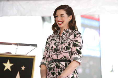Anne Hathaway erhält einen Stern auf dem Hollywood Walk of Fame in Los Angeles