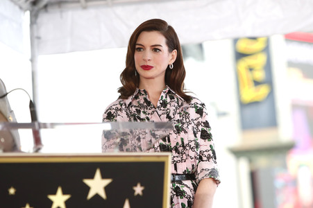 Anne Hathaway erhält einen Stern auf dem Hollywood Walk of Fame in Los Angeles