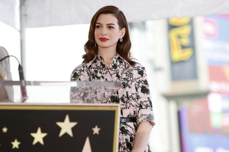 Anne Hathaway erhält einen Stern auf dem Hollywood Walk of Fame in Los Angeles