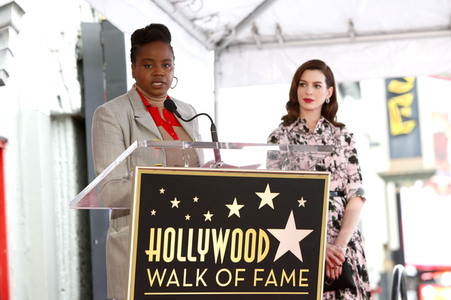 Anne Hathaway erhält einen Stern auf dem Hollywood Walk of Fame in Los Angeles