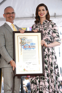 Anne Hathaway erhält einen Stern auf dem Hollywood Walk of Fame in Los Angeles