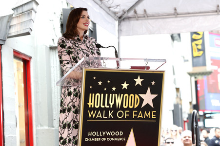 Anne Hathaway erhält einen Stern auf dem Hollywood Walk of Fame in Los Angeles