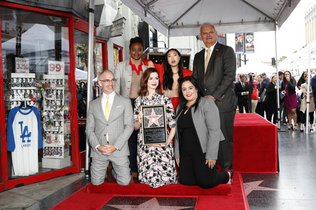 Anne Hathaway erhält einen Stern auf dem Hollywood Walk of Fame in Los Angeles