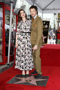 Anne Hathaway erhält einen Stern auf dem Hollywood Walk of Fame in Los Angeles