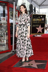 Anne Hathaway erhält einen Stern auf dem Hollywood Walk of Fame in Los Angeles