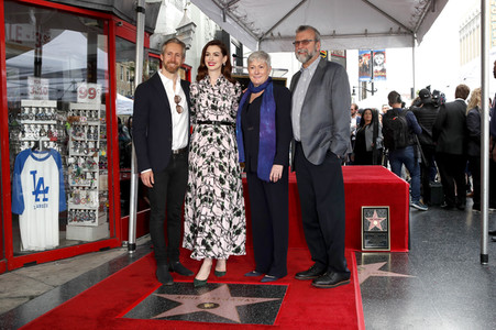 Anne Hathaway erhält einen Stern auf dem Hollywood Walk of Fame in Los Angeles