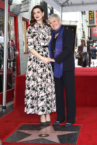 Anne Hathaway erhält einen Stern auf dem Hollywood Walk of Fame in Los Angeles