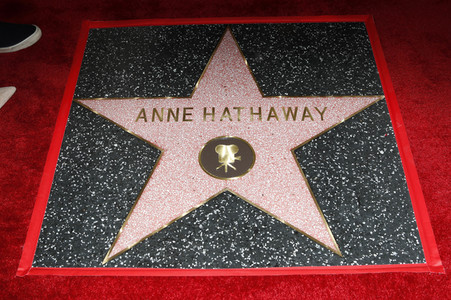 Anne Hathaway erhält einen Stern auf dem Hollywood Walk of Fame in Los Angeles