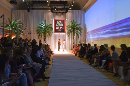 Fashion Show der Damen Beachwear Kollektion 2019 von ALDI Süd in München