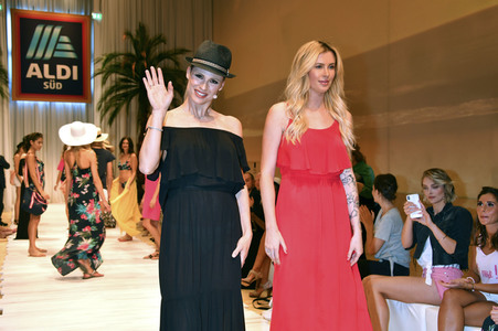 Fashion Show der Damen Beachwear Kollektion 2019 von ALDI Süd in München