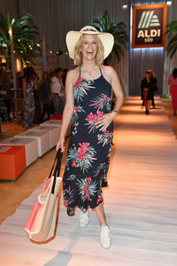 Fashion Show der Damen Beachwear Kollektion 2019 von ALDI Süd in München