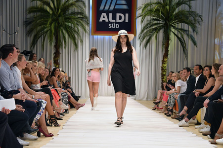 Fashion Show der Damen Beachwear Kollektion 2019 von ALDI Süd in München