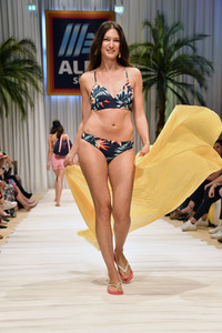Fashion Show der Damen Beachwear Kollektion 2019 von ALDI Süd in München